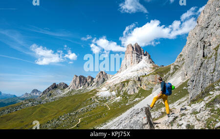 Randonneur sur le sentier de randonnée circulaire de Passo Giau via Nuvolau, vue sur les sommets des Dolomites, Averau, Tyrol du Sud Banque D'Images
