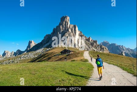 Randonneur sur le sentier de randonnée au sommet de la Gusela, Nuvolau à Passo Giau, dans le dos, Averau sommets des Dolomites, le Tyrol du Sud Banque D'Images