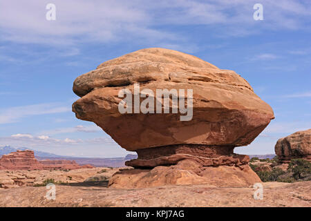 Balanced Rock dans le désert Banque D'Images