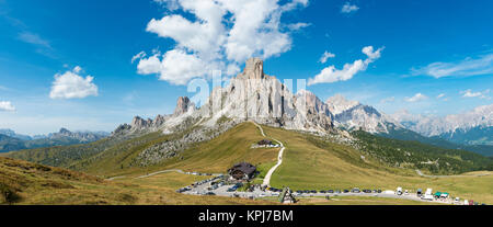 Route du col Passo Giau, sommet de la Gusela, à l'arrière et sommets Averau, Tofane, Dolomites Tyrol du Sud, Trentino-Alto Adige Banque D'Images