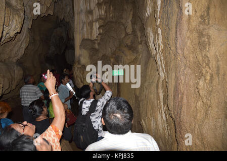 Chemin à travers les grottes calcaires, Baratang island, îles Andaman, en Inde Banque D'Images