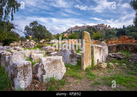 Avec l'acropole Parthénon. Vue de l'ancien marché (agora) avec ruines de la célèbre civilisation grecque classique, Athènes, Grèce. Banque D'Images