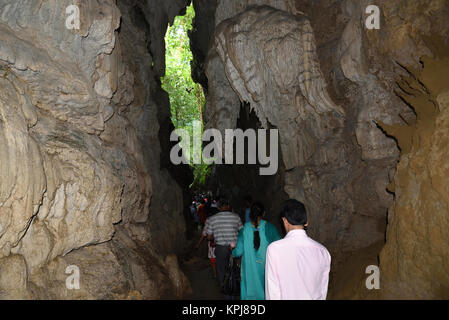 Chemin à travers les grottes calcaires, Baratang island, îles Andaman, en Inde Banque D'Images