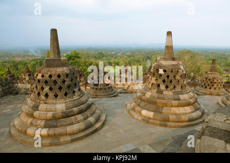 Stupas, temple bouddhiste Borobudur, Yogyakarta, Java, Indonésie Banque D'Images