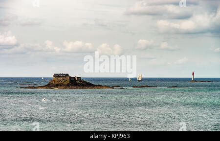 Paysage de bord de mer avec de vieux fort médiéval de l'île frégate pirate, et phare, Bretagne, France Banque D'Images