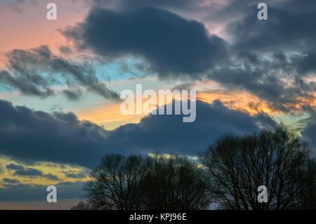 Les nuages colorés dans le ciel du soir Banque D'Images