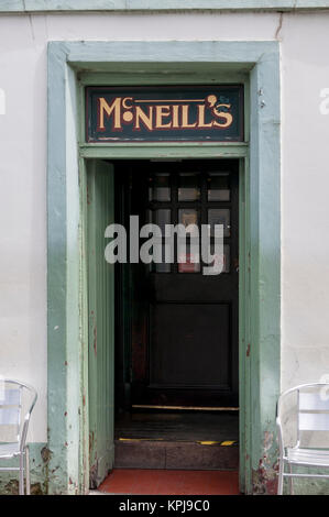 Entrée de McNeill's Bar à Stornoway, à l'île de Lewis dans les Hébrides extérieures. Banque D'Images