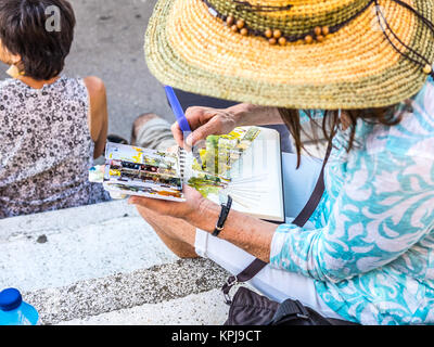 Barcelone, Espagne - 10 juillet 2015 : Une vieille femme est une belle peinture aquarelle scène dans le Palais National environnement. Banque D'Images