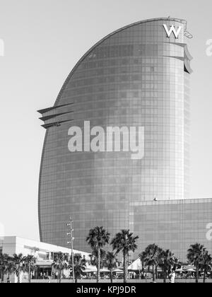 Barcelone, Espagne - 12 juillet 2015 : Hôtel W (appelé Hôtel Vela) conçu par l'architecte Ricardo Bofill. Photo prise depuis la plage de la Barceloneta dans un somm Banque D'Images