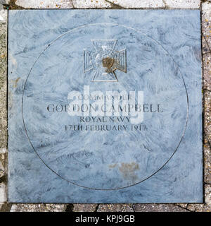 Plaque commémorative au commandant Gordon Campbell VC DSO dans trottoir à côté de War Memorial à Croydon Banque D'Images