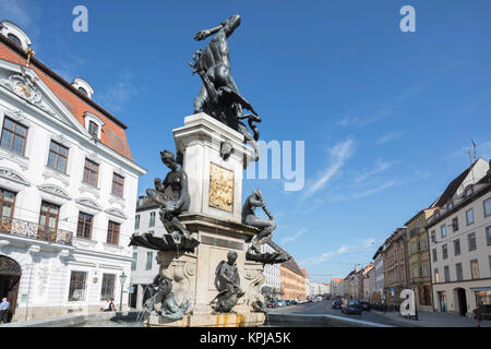 Herkulesbrunnen, Hercules Fontaine, par Adrian de Vries, 1602, la Maximilianstrasse, Augsbourg, Bavière, Allemagne Banque D'Images