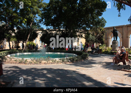 Les touristes appréciant les jardins Barrakka supérieure à La Valette, Malte Banque D'Images