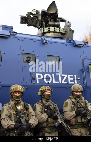 Leipzig, Allemagne, 15 décembre 2017. Les agents de police armés de la mutation spéciale (SEK) Commando debout devant le nouveau véhicule blindé survivant 'SR' durant sa présentation à Leipzig, Allemagne, 15 décembre 2017. Deux de ces véhicules ont été mis immédiatement à la disposition de l'état des unités spéciales de l'autorité pénale et sont destinés à être déployés en cas de tireurs de masse ou le terrorisme. Le véhicule - pesant 17 tonnes, selon le fabricant - peut résister à des bombardements et des pièges et a une capacité de jusqu'à 11 personnes. Dpa : Crédit photo alliance/Alamy Live News Banque D'Images