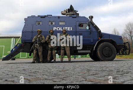 Leipzig, Allemagne, 15 décembre 2017. Les agents de police armés de la mutation spéciale (SEK) Commando debout devant le nouveau véhicule blindé survivant 'SR' durant sa présentation à Leipzig, Allemagne, 15 décembre 2017. Deux de ces véhicules ont été mis immédiatement à la disposition de l'état des unités spéciales de l'autorité pénale et sont destinés à être déployés en cas de tireurs de masse ou le terrorisme. Le véhicule - pesant 17 tonnes, selon le fabricant - peut résister à des bombardements et des pièges et a une capacité de jusqu'à 11 personnes. Dpa : Crédit photo alliance/Alamy Live News Banque D'Images