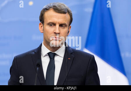 15 décembre 2017, Bruxelles, Belgique: Le chancelier allemand (invisible) et le président français Emmanuel Macron s'adoptions à une conférence de presse lors d'un sommet de l'UE. Crédit: Andia/Alay Live News Banque D'Images