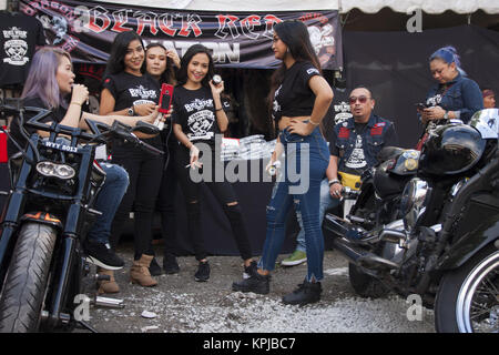 Kuala Lumpur, Kuala Lumpur, Malaisie. Le 15 décembre, 2017. Une belle fille est considéré à l'KL Bike Week 2017.Kuala Lumpur Bike Week 2017 est le 9e rassemblement de motards qui s'est tenue à Kuala Lumpur le TREC 16 & 17 décembre 2017. Credit : Faris Hadziq/SOPA/ZUMA/Alamy Fil Live News Banque D'Images