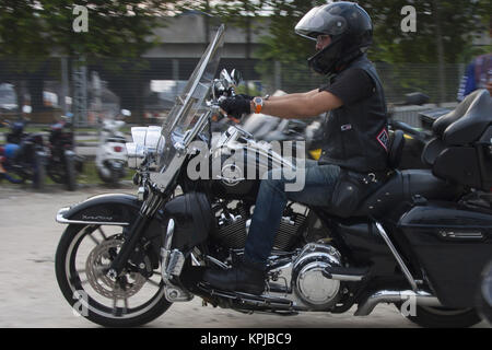 Kuala Lumpur, Kuala Lumpur, Malaisie. Le 15 décembre, 2017. L'un des rider est vu arrivé au KL Bike Week 2017.Kuala Lumpur Bike Week 2017 est le 9e rassemblement de motards qui s'est tenue à Kuala Lumpur le TREC 16 & 17 décembre 2017. Credit : Faris Hadziq/SOPA/ZUMA/Alamy Fil Live News Banque D'Images