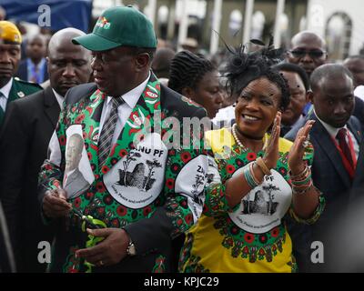 Harare, Zimbabwe. Le 15 décembre, 2017. Le Président du Zimbabwe, Emmerson Mnangagwa (L'avant) arrive pour présider un congrès extra ordinaire du conseil d'parti ZANU-PF à Harare, Zimbabwe, le 15 décembre 2017. Le Président du Zimbabwe, Emmerson Mnangagwa le vendredi a ouvert la journée de l'utilisation des congrès ordinaire de l'parti ZANU-PF et a promis d'être un président d'une organisation, non raciale au Zimbabwe. Le congrès du parti a approuvé Mnangagwa comme le chef du parti et candidat à la présidence pour l'élection 2018. Credit : Shaun Jusa/Xinhua/Alamy Live News Banque D'Images