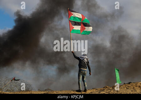 La bande de Gaza. 15 décembre 2017 - Des affrontements éclatent entre manifestants palestiniens et soldats israéliens près de la frontière Gaza-Israel, à l'est de al-Bureij camp de réfugiés palestiniens, à la suite de la prière de midi le vendredi. Les Palestiniens, les manifestants en colère contre la récente nous' reconnaissance de Jérusalem comme capitale d'Israël, ont lancé des pierres sur les forces israéliennes qui ont tiré des gaz lacrymogènes et des balles réelles sur eux. Un certain nombre de manifestants palestiniens ont été blessés dans les affrontements. Credit : ZUMA Press, Inc./Alamy Live News Banque D'Images