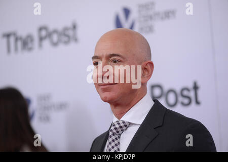 Jeff Bezos arrive à l 'Post' Première mondiale à Washington, DC Le Newseum remporte le 14 décembre 2017 à Washington, DC. Crédit : Erik Pendzich/Alamy Live News Banque D'Images