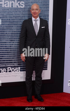 Jeff Bezos arrive à l 'Post' Première mondiale à Washington, DC Le Newseum remporte le 14 décembre 2017 à Washington, DC. Crédit : Erik Pendzich/Alamy Live News Banque D'Images