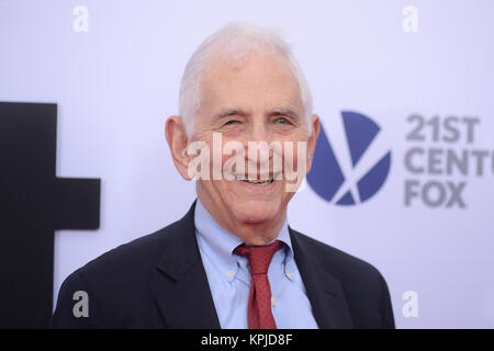 Daniel Ellsberg arrive à l 'Post' Première mondiale à Washington, DC Le Newseum remporte le 14 décembre 2017 à Washington, DC. Crédit : Erik Pendzich/Alamy Live News Banque D'Images