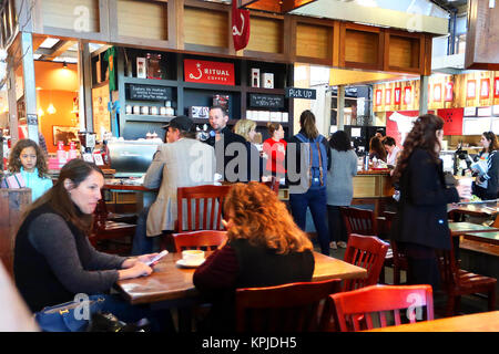 Napa, CA, USA. 5 déc, 2017. Les gens se rassemblent près de café rituel au marché public d'Oxbow, qui célèbre un anniversaire de 10 ans. Credit : Napa Valley Inscription/ZUMA/Alamy Fil Live News Banque D'Images