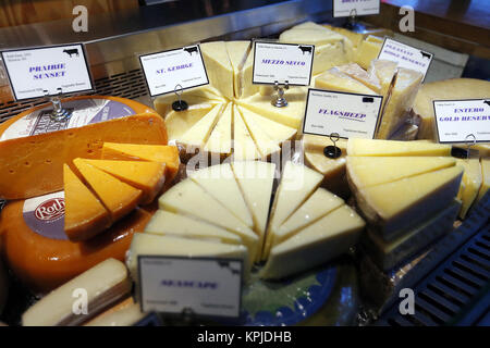 Napa, CA, USA. 5 déc, 2017. Certains des fromages disponibles au fromage d'Oxbow et marchand de vin dans le marché public d'Oxbow, qui célèbre un anniversaire de 10 ans. Credit : Napa Valley Inscription/ZUMA/Alamy Fil Live News Banque D'Images