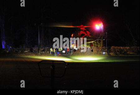 Broadmayne, Dorset, UK. 15 Décembre, 2017. Dorset et Somerset Air Ambulance aérienne procède à une victime à l'hôpital. Terrain de Jeu Broadmayne, Dorset, UK. Environ 21:30 heures, 15 décembre 2017. Crédit : David Smart/Alamy Live News Banque D'Images