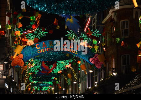 Londres, Royaume-Uni. 15 décembre 2017. Décorations de Noël sur le thème du carnaval à Carnaby Street dans le West End de Londres. Banque D'Images