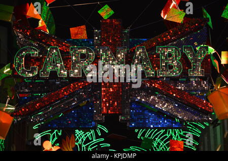 Londres, Royaume-Uni. 15 décembre 2017. Décorations de Noël sur le thème du carnaval à Carnaby Street dans le West End de Londres. Banque D'Images