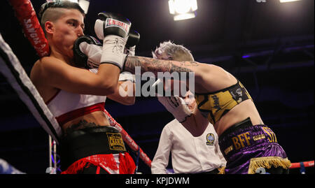 Centre de loisirs de CAE Bryn gloch Tydfil. Merther 15 Décembre, 2017.. Événements Saniga Boxe, 'en jeu' Ashley Brace, Pays de Galles v Melania Sorroche, Espagne Vacant EBU poids coq femelle renfort Titre en noir/or short lutte d'abord décerné à Sorroche, mais a déclaré un tirage après calcul Crédit : Huw Fairclough/Alamy Live News Banque D'Images