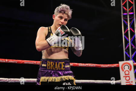 Centre de loisirs de CAE Bryn gloch Tydfil. Merther 15 Décembre, 2017.. Événements Saniga Boxe, 'en jeu' Ashley Brace, Pays de Galles v Melania Sorroche, Espagne Vacant EBU poids coq femelle renfort Titre en noir/or short lutte d'abord décerné à Sorroche, mais a déclaré un tirage après calcul Crédit : Huw Fairclough/Alamy Live News Banque D'Images