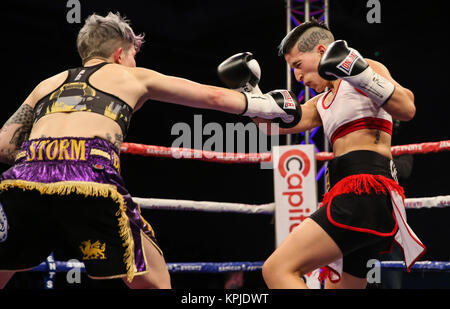 Centre de loisirs de CAE Bryn gloch Tydfil. Merther 15 Décembre, 2017.. Événements Saniga Boxe, 'en jeu' Ashley Brace, Pays de Galles v Melania Sorroche, Espagne Vacant EBU poids coq femelle renfort Titre en noir/or short lutte d'abord décerné à Sorroche, mais a déclaré un tirage après calcul Crédit : Huw Fairclough/Alamy Live News Banque D'Images