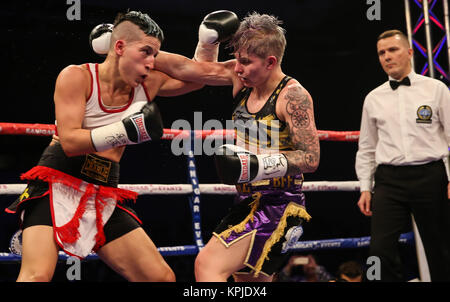 Centre de loisirs de CAE Bryn gloch Tydfil. Merther 15 Décembre, 2017.. Événements Saniga Boxe, 'en jeu' Ashley Brace, Pays de Galles v Melania Sorroche, Espagne Vacant EBU poids coq femelle renfort Titre en noir/or short lutte d'abord décerné à Sorroche, mais a déclaré un tirage après calcul Crédit : Huw Fairclough/Alamy Live News Banque D'Images