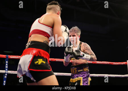 Centre de loisirs de CAE Bryn gloch Tydfil. Merther 15 Décembre, 2017.. Événements Saniga Boxe, 'en jeu' Ashley Brace, Pays de Galles v Melania Sorroche, Espagne Vacant EBU poids coq femelle renfort Titre en noir/or short lutte d'abord décerné à Sorroche, mais a déclaré un tirage après calcul Crédit : Huw Fairclough/Alamy Live News Banque D'Images