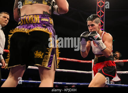 Centre de loisirs de CAE Bryn gloch Tydfil. Merther 15 Décembre, 2017.. Événements Saniga Boxe, 'en jeu' Ashley Brace, Pays de Galles v Melania Sorroche, Espagne Vacant EBU poids coq femelle renfort Titre en noir/or short lutte d'abord décerné à Sorroche, mais a déclaré un tirage après calcul Crédit : Huw Fairclough/Alamy Live News Banque D'Images