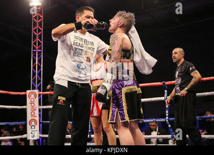 Centre de loisirs de CAE Bryn gloch Tydfil. Merther 15 Décembre, 2017.. Événements Saniga Boxe, 'en jeu' Ashley Brace, Pays de Galles v Melania Sorroche, Espagne Vacant EBU poids coq femelle renfort Titre en noir/or short lutte d'abord décerné à Sorroche, mais a déclaré un tirage après calcul Crédit : Huw Fairclough/Alamy Live News Banque D'Images