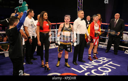 Centre de loisirs de CAE Bryn gloch Tydfil. Merther 15 Décembre, 2017.. Événements Saniga Boxe, 'en jeu' Ashley Brace, Pays de Galles v Melania Sorroche, Espagne Vacant EBU poids coq femelle renfort Titre en noir/or short lutte d'abord décerné à Sorroche, mais a déclaré un tirage après calcul Crédit : Huw Fairclough/Alamy Live News Banque D'Images