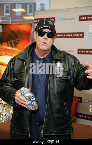 Philadelphia, PA, USA. Le 15 décembre, 2017. Dan Aykroyd à signer des bouteilles de vodka à tête Cristal Fine Wine & Bonne humeur Premium Collection Store à Philadelphie, PA, le 15 décembre 2017 Crédit : Star Shooter/media/Alamy Punch Live News Banque D'Images