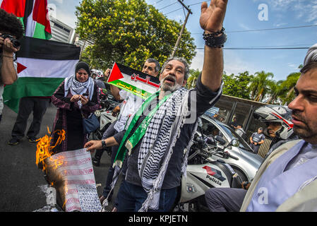 Sao Paulo, Brésil. Le 15 décembre, 2017. Scène d'une manifestation contre des manifestants "U.S. L'annonce du président Donald Trump de reconnaître Jérusalem comme capitale d'Israël". Mouvement appelé avant pour condamner la Palestine Président américain Donald Trump décision de reconnaître Jérusalem comme capitale d'Israël. Credit : Cris Faga/ZUMA/Alamy Fil Live News Banque D'Images