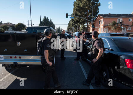 Los Angeles, Californie, USA. 13 Décembre, 2017. Le Service de police de Los Angeles sécuriser une intersection off M. Luther King pour Boul. SWAT et K9 unités à entrer dans une maison et de libérer des otages détenus par un homme avec un fusil. Une fois les négociations terminées, le suspect s'est livré lui-même à la police. Crédit : John Fredricks/ZUMA/ZUMAPRESS.com/Alamy fil Live News Banque D'Images