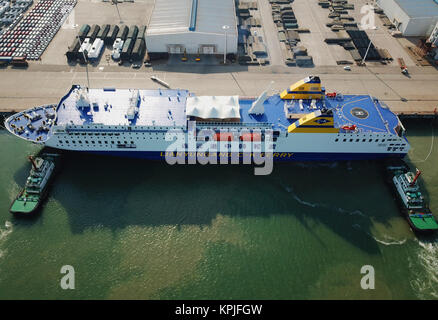 Lianyungang, Chine, province de Jiangsu. Déc 16, 2017. Ro-ro bateau de croisière 'harmonie' Yungang ancres dans un port de Lianyungang, Chine de l'est de la province de Jiangsu, le 16 décembre 2017. Les 196 mètres de long et 28,6 mètres de large ro-ro bateau de croisière a été livré récemment. Credit : Geng 1 Xiyangwei Hutong/Xinhua/Alamy Live News Banque D'Images