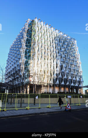 London UK. 16 décembre 2017. Une vue extérieure de la nouvelle ambassade américaine à neuf Elms à Londres est configuré pour s'ouvrir le 16 janvier 2018 à venir Donald Trumps' visite d'état du Royaume-Uni. La forme de cube de 12 étages immeuble de l'ambassade, conçu par KieranTimberlake serait l'ambassade le plus cher jamais construit pour un coût estimé à un milliard de US dollars (£750m). Banque D'Images