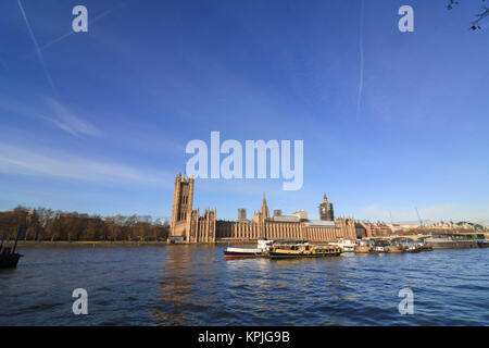 London UK. 16 décembre 2017. Le Palais de Westminster et Elizabeth tower couverts d'échafaudages sous un ciel bleu sur un matin ensoleillé à Londres : Crédit amer ghazzal/Alamy Live News Banque D'Images