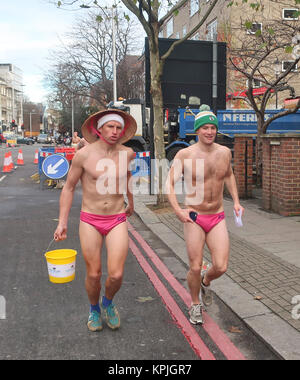 Londres, Royaume-Uni. 16 Décembre, 2017. La charité pour les travailleurs occupant Trust braver le froid pour courir nu par Chelsea pour collecter de l'argent pour les soignants tout au long de l'UK.london.UK. Crédit : Brian Minkoff/Alamy Live News Banque D'Images