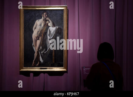 Beijing, Chine. Déc 16, 2017. Un visiteur regarde une peinture d'artiste français Jean-Auguste-Dominique Ingres, à Beijing World Art Museum de la Chine Monument du Millénaire, à Beijing, capitale de la Chine, 16 décembre 2017. Quelque 70 pièces d'œuvres d'art créées par l'artiste de renommée ont été exposées ici à partir de ce samedi. Credit : Luo Xiaoguang/Xinhua/Alamy Live News Banque D'Images