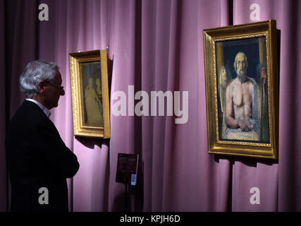 Beijing, Chine. Déc 16, 2017. Un visiteur regarde une peinture d'artiste français Jean-Auguste-Dominique Ingres, à Beijing World Art Museum de la Chine Monument du Millénaire, à Beijing, capitale de la Chine, 16 décembre 2017. Quelque 70 pièces d'œuvres d'art créées par l'artiste de renommée ont été exposées ici à partir de ce samedi. Credit : Luo Xiaoguang/Xinhua/Alamy Live News Banque D'Images