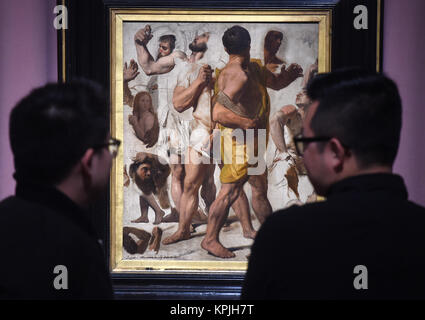 Beijing, Chine. Déc 16, 2017. Les visiteurs d'oeil à un croquis du peintre français Jean-Auguste-Dominique Ingres, à Beijing World Art Museum de la Chine Monument du Millénaire, à Beijing, capitale de la Chine, 16 décembre 2017. Quelque 70 pièces d'œuvres d'art créées par l'artiste de renommée ont été exposées ici à partir de ce samedi. Credit : Luo Xiaoguang/Xinhua/Alamy Live News Banque D'Images