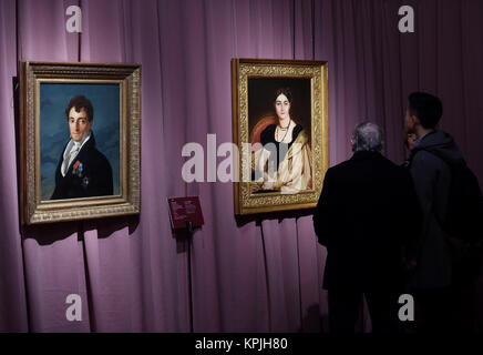 Beijing, Chine. Déc 16, 2017. Les visiteurs regarder des peintures de l'artiste français Jean-Auguste-Dominique Ingres, à Beijing World Art Museum de la Chine Monument du Millénaire, à Beijing, capitale de la Chine, 16 décembre 2017. Quelque 70 pièces d'œuvres d'art créées par l'artiste de renommée ont été exposées ici à partir de ce samedi. Credit : Luo Xiaoguang/Xinhua/Alamy Live News Banque D'Images